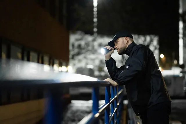 Sicherheitsdienst-Job in Oldenburg und Bremen bei nächtlicher Objektschutzkontrolle im Außendienst.